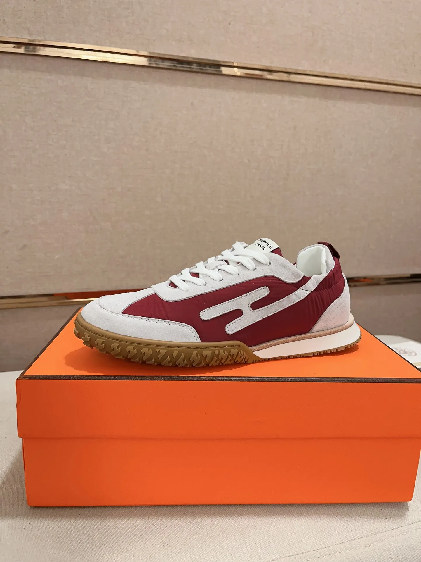 Men's men's shoes 💰: 720💰 Hermes top version # Couple style 💏 24ss casual sneakers Suede goatskin sneakers decorated with contrasting patterns and iconic "H" details, beautifully packaged at the delivery counter 🛍📦 Fabric: suede + cowhide Lining: mixed sheep lining Outsole: original TPU Bottom thickness: 2CM Size: 35-44